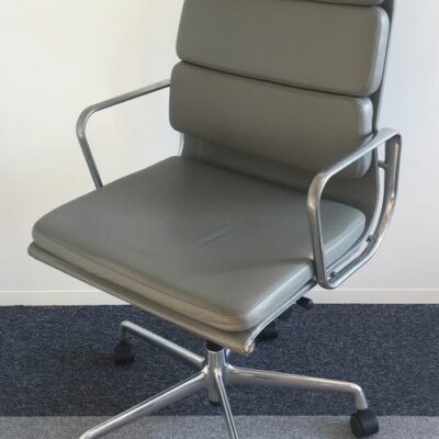 Fauteuil de direction ajustable de marque VITRA modèle Soft Pad E219, structure en aluminium, garniture en cuir gris, piètement en étoile à 5 branches sur roulettes. 110 x 58 x 63 cm. Designers: Charles et Ray Eames