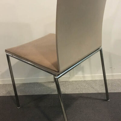 Chaise empilable, coque en bois stratifié beige, galette d’assise en tissu, reposant sur 4 pieds en acier chromé. (tâches, usures, déchirures). 83 x 48 x 54 cm.