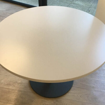 Table ronde de marque PEDRALI, plateau en bois stratifié blanc cassé reposant sur une colonne en fonte d’acier sur base circulaire. 77 x 120 cm.