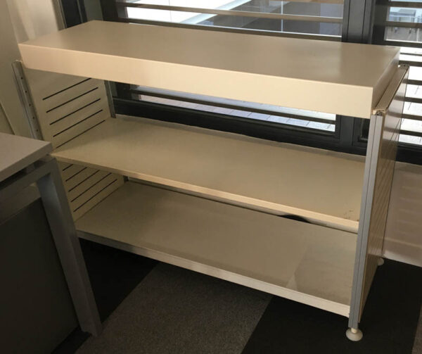 Etagère basse en acier laqué blanc à 2 niveaux. 86 x 120 x 43 cm.