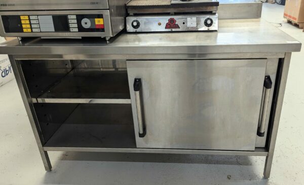 Lot N°1 - Armoire basse adossée en inox alimentaire ouvrant par 2 portes coulissantes sur une étagère.