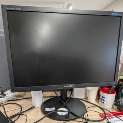 Ecran 22 pouces de marque SAMSUNG modèle SyncMaster 2243 WM ou B2240 sur pied.