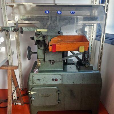 Tour ou machine d’embobinage de marque Blume und Redeker Hannover, type DA 53. Machine outil vendue en l’état pour pièce, non conforme en l’état.