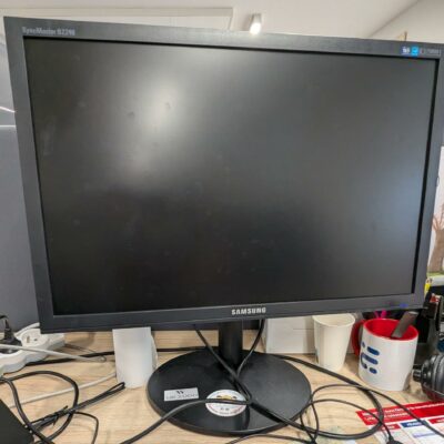 Ecran 22 pouces de marque SAMSUNG modèle SyncMaster 2243 WM ou B2240 sur pied. 20 unités. Vendu à l’unité avec faculté de réunion.