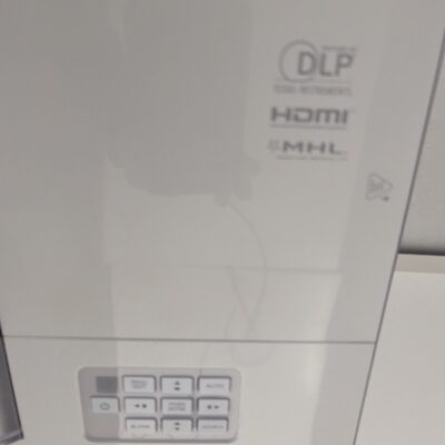 Vidéoprojecteur de marque BENQ modèle ?, lampe 500 heures. Localisation : 5ème