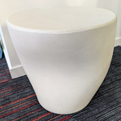 Tabouret ou table d’appoint design Tokujin Yoshioka modèle Tokyo Pop édition DRIADE en plastique blanc. 40 x 40 cm. 2 unités. Vendu à l’unité avec faculté de réunion. Localisation : 6ème