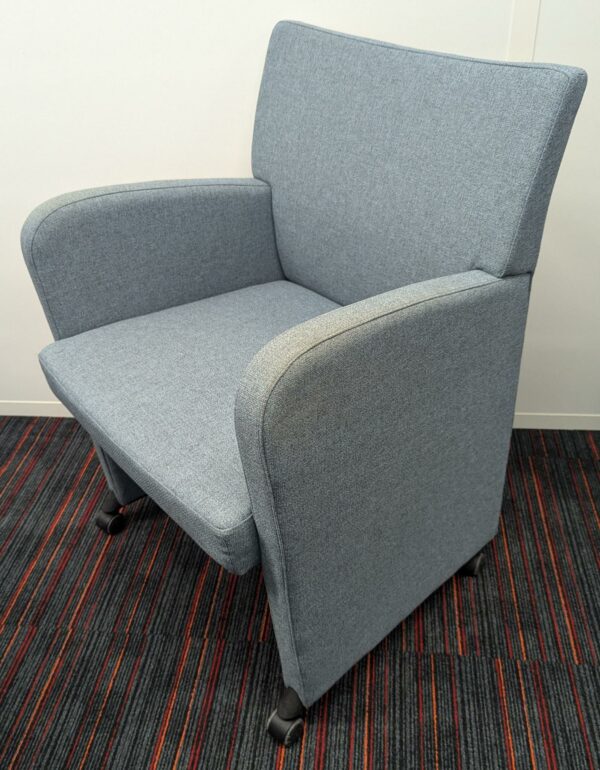 Fauteuil sur roulettes de marque KINNARPS modèle Remus recouvert de feutrine bleu gris. 81 x 60 x 58 cm. 9 unités. Vendu à l'unité avec faculté de réunion. Localisation : 6ème, 4ème
