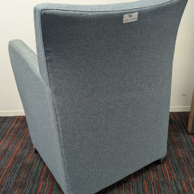 Fauteuil sur roulettes de marque KINNARPS modèle Remus recouvert de feutrine bleu gris. 81 x 60 x 58 cm. 9 unités. Vendu à l’unité avec faculté de réunion. Localisation : 6ème, 4ème