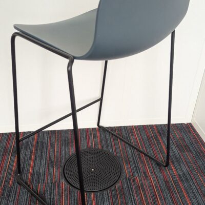 Tabouret haut empilable design Fredrik Mattson modèle Neo Lite édition MATERIA, coque en plastique bleu marine reposant sur un piètement luge en acier laqué noir avec repose-pied. 84 x 44 x 44 cm. Localisation : 6ème