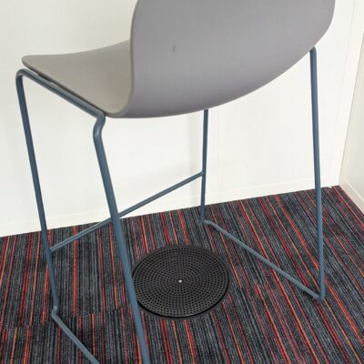 Tabouret haut empilable design Fredrik Mattson modèle Neo Lite édition MATERIA, coque en plastique gris reposant sur un piètement luge en acier laqué vert bouteille avec repose-pied. 84 x 44 x 44 cm. Localisation : 6ème