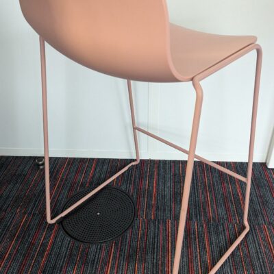 Tabouret haut empilable design Fredrik Mattson modèle Neo Lite édition MATERIA, coque en plastique vieux rose reposant sur un piètement luge en acier laqué avec repose-pied. 84 x 44 x 44 cm. 2 unités. Vendu à l’unité avec faculté de réunion. Localisation : 6ème, 3ème