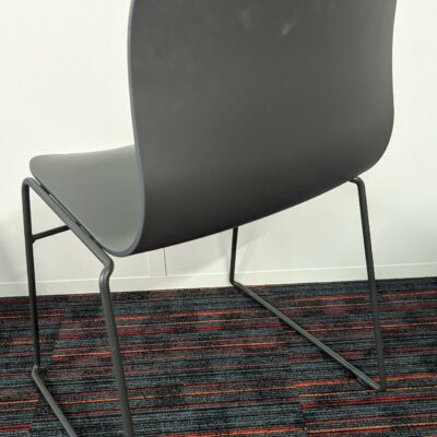 Chaise design Fredrik Mattson modèle Neo Lite édition MATERIA, coque en plastique gris anthracite reposant sur un piètement luge en acier laqué. 81 x 53 x 51 cm. 2 unités. Vendu à l’unité avec faculté de réunion. Localisation : 5ème