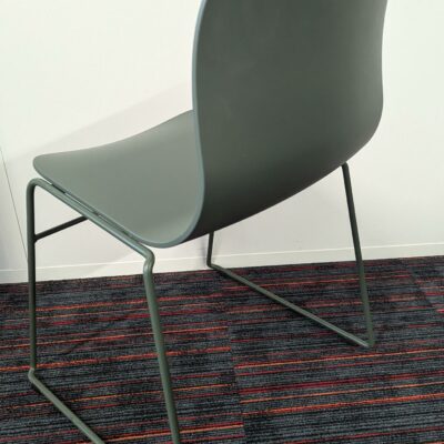 Chaise design Fredrik Mattson modèle Neo Lite édition MATERIA, coque en plastique vert bouteille reposant sur un piètement luge en acier laqué. 81 x 53 x 51 cm. Localisation : 5ème