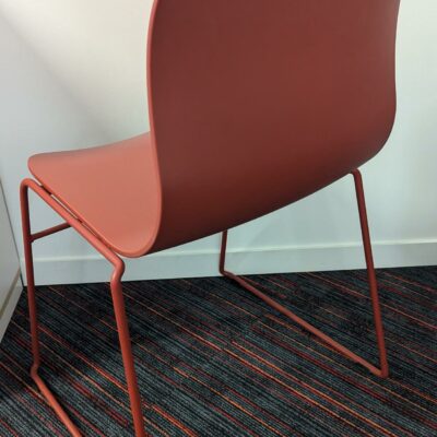 Chaise design Fredrik Mattson modèle Neo Lite édition MATERIA, coque en plastique rouge reposant sur un piètement luge en acier laqué. 81 x 53 x 51 cm. Localisation : 5ème