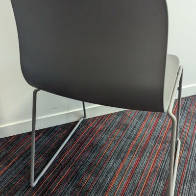 Chaise design Fredrik Mattson modèle Neo Lite édition MATERIA, coque en plastique gris clair reposant sur un piètement luge en acier laqué. 81 x 53 x 51 cm. 2 unités. Vendu à l’unité avec faculté de réunion. Localisation : 5ème