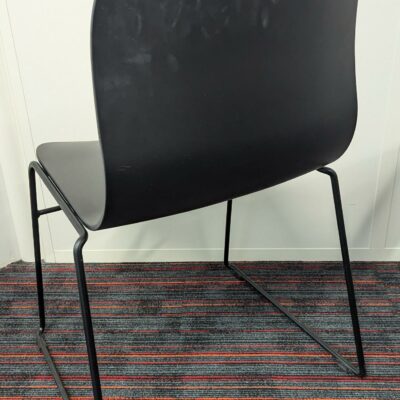 Chaise design Fredrik Mattson modèle Neo Lite édition MATERIA, coque en plastique noir reposant sur un piètement luge en acier laqué. 81 x 53 x 51 cm. 2 unités. Vendu à l’unité avec faculté de réunion. Localisation : 5ème