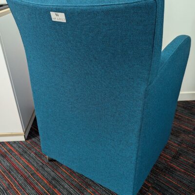 Fauteuil sur roulettes de marque KINNARPS modèle Remus recouvert de feutrine bleu canard. 81 x 60 x 58 cm. 3 unités. Vendu à l’unité avec faculté de réunion. Localisation : 5ème