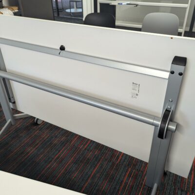 Table basculante sur roulettes de marque KINNARPS, plateau en bois stratifié blanc, piètement en acier laqué gris. 72 x 140 x 70 cm. 3 unités. Vendu à l’unité avec faculté de réunion. Localisation : 5ème