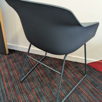 Fauteuil design Fredrik Mattson modèle Pax édition MATERIA, coque en plastique bleu pétrole avec galette d’assise en tissu gris reposant sur un piètement luge en acier laqué. 77 x 57 x 60 cm. 3 unités. Vendu à l’unité avec faculté de réunion. Localisation : 5ème