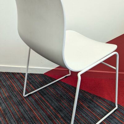Chaise design Fredrik Mattson modèle Neo Lite édition MATERIA, coque en plastique blanc reposant sur un piètement luge en acier laqué. 81 x 53 x 51 cm. 2 unités. Vendu à l’unité avec faculté de réunion. Localisation : 5ème