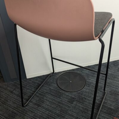 Tabouret haut empilable design Fredrik Mattson modèle Neo Lite édition MATERIA, coque en plastique rose avec galette d’assise en tissu gris reposant sur un piètement luge en acier laqué noir avec repose-pied. 84 x 44 x 44 cm. 2 unités. Vendu à l’unité avec faculté de réunion. Localisation : 5ème