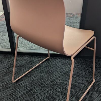 Chaise design Fredrik Mattson modèle Neo Lite édition MATERIA, coque en plastique rose reposant sur un piètement luge en acier laqué. 81 x 53 x 51 cm. 2 unités. Vendu à l’unité avec faculté de réunion. Localisation : 5ème