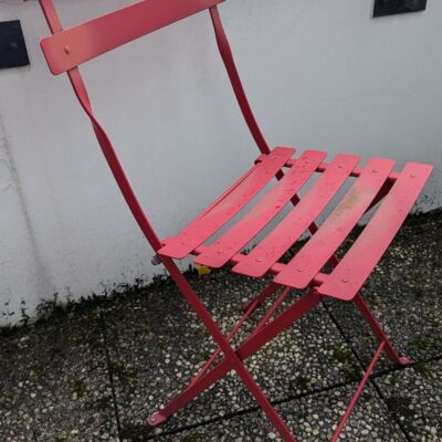 Mobilier de jardin pliable de marque FERMOB modèle Bistro comprenant une table ronde (72 x 60 cm) et 4 chaises en métal rouge (80 x 40 x 40 cm). Localisation : 5ème