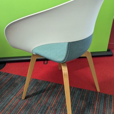 Fauteuil design Thomas Pedersen modèle Deli édition SKANDIFORM, coque ajourée en plastique blanc et galette en tissu vert reposant sur 4 pieds obliques en bois naturel. 81 x 62 x 55 cm. 3 unités. Vendu à l’unité avec faculté de réunion. Localisation : 4ème