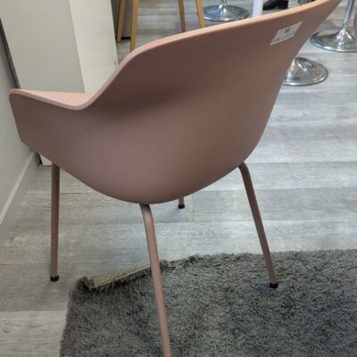 Fauteuil design Fredrik Mattson modèle Pax édition MATERIA, coque en plastique thermomoulé rose reposant sur un 4 pieds en acier laqué. 79 x 58 x 55 cm. Localisation : 3ème