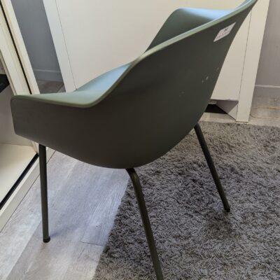Fauteuil design Fredrik Mattson modèle Pax édition MATERIA, coque en plastique thermomoulé vert reposant sur un 4 pieds en acier laqué. 79 x 58 x 55 cm. Localisation : 3ème