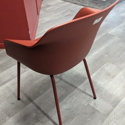 Fauteuil design Fredrik Mattson modèle Pax édition MATERIA, coque en plastique thermomoulé rouge reposant sur un 4 pieds en acier laqué. 79 x 58 x 55 cm. Localisation : 3ème