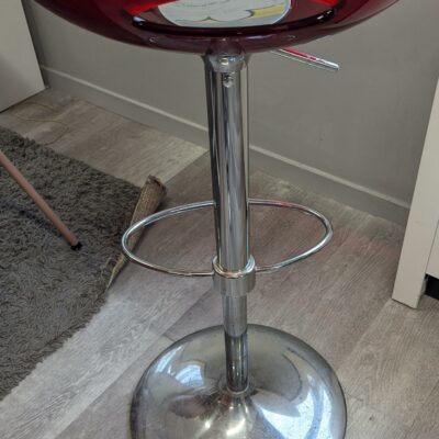 Tabouret haut pivotant ajustable design Francesco Scansetti modèle Samba édition SOFTLINE, coque en plastique translucide rouge, piètement en métal chromé. 82 x 40 x 40 cm. 3 unités. Vendu à l’unité avec faculté de réunion. Localisation : 3ème