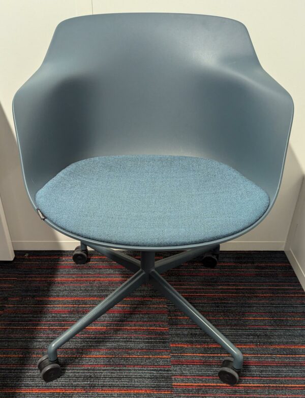 Fauteuil design Fredrik Mattson modèle Pax édition MATERIA, coque en plastique thermomoulé bleu pétrole avec galette d'assise en tissu reposant sur un piètement en étoile à 4 branches sur roulettes. 76 x 58 x 58 cm. 6 unités. Vendu à l'unité avec faculté de réunion. Localisation : 3ème