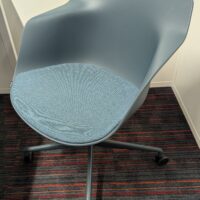 Fauteuil design Fredrik Mattson modèle Pax édition MATERIA, coque en plastique thermomoulé bleu pétrole avec galette d'assise en tissu reposant sur un piètement en étoile à 4 branches sur roulettes. 76 x 58 x 58 cm. 6 unités. Vendu à l'unité avec faculté de réunion. Localisation : 3ème – Image 2