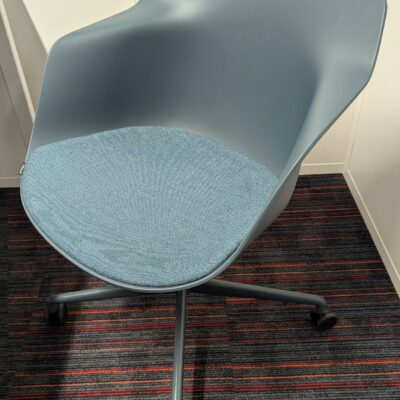 Fauteuil design Fredrik Mattson modèle Pax édition MATERIA, coque en plastique thermomoulé bleu pétrole avec galette d’assise en tissu reposant sur un piètement en étoile à 4 branches sur roulettes. 76 x 58 x 58 cm. 6 unités. Vendu à l’unité avec faculté de réunion. Localisation : 3ème