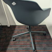 Fauteuil design Fredrik Mattson modèle Pax édition MATERIA, coque en plastique thermomoulé bleu pétrole avec galette d'assise en tissu reposant sur un piètement en étoile à 4 branches sur roulettes. 76 x 58 x 58 cm. 6 unités. Vendu à l'unité avec faculté de réunion. Localisation : 3ème – Image 3