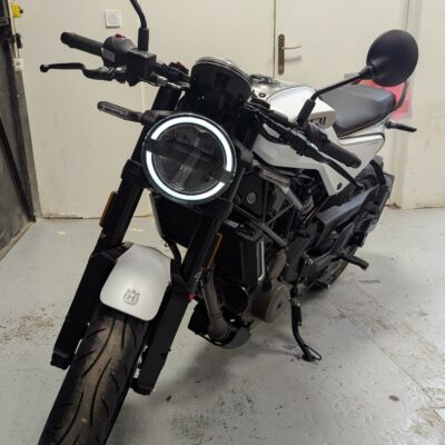 Moto de marque HUSQVARNA modèle 401 Vitpilen 373 cm3
Couleur blanche
Moto – HUSQVARNA – 401 VITPILEN ABS 2021. MOTEUR BOÎTE DE VITESSES 6 vitesses. REFROIDISSEMENT
Refroidissement liquide. PUISSANCE EN KW 32 kW. DÉMARREUR Démarreur électrique COURSE 60 mm. ALÉSAGE 89 mm. EMBRAYAGE
Embrayage Antihopping PASC™, actionnement mécanique. ÉMISSIONS DE CO2 77 g/km. CYLINDRÉE 373 cm³. EMSEMS Bosch VERSION. Moteur 1 cylindre, 4 temps. LUBRIFICATION Lubrification par circulation forcée avec 2 pompes à huile. CHÂSSIS POIDS (SANS
CARBURANT)151 kg. CAPACITÉ DU RÉSERVOIR (ENV.)9.5 l ABS Bosch 10.1 MB ABS deux canaux. DIAMÈTRE DISQUE DE FREIN
AVANT320 mm. DIAMÈTRE DISQUE DE FREIN ARRIÈRE 230 mm. FREIN AVANT Étrier fixe radial à quatre pistons. FREIN ARRIÈRE Étrier
flottant à un piston. CHAÎNEX-Ring 5/8 x 1/4″ MODÈLE CADRE Cadre treillis au chrome-molybdène à revêtement de poudre. SUSPENSION
AVANT WP APEX 43 GARDE AU SOL145 mm. SUSPENSION ARRIÈREWP APEX Monoshock. HAUTEUR DE SELLE 835 mm. ANGLE DE
CHASSE 65 ° . DÉBATTEMENT AVANT 142 mm. DÉBATTEMENT ARRIÈRE 142 mm.
Moto neuve
