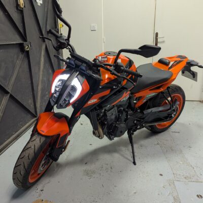 Moto de marque KTM modèle 890 DUKE GP
900 cm3
Coloris orange et noir
2 clés
Moto KTM DUKE 890 Couple 39 Nm. Boîte 6 vitesses. Capacité de batterie 8 Ah. Refroidissement liquide Puissance en kW : 33 kW. Poids (sans carburant) 165 kg. Empattement 1357 mm. ABS deux canaux Bosch 9.3 MP (ABS Supermoto). Diamètre disque de frein avant 320 mm. Diamètre disque de frein arrière 240 mm.
Moto neuve