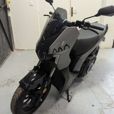 Scooter électrique de marque SEAT modèle MO 503
Coloris gris nardo et noir, surpiqures rouges sur la selle
2 clés
Scooter électrique – SEAT – MÓ 503 modes de conduite + marche arrière. Autonomie jusqu’à 172 km. Vitesse maximale : 45 km/h. Temps de charge : 6 – 8h. Puissance moteur : 4 kW. Localisation du moteur Roue arrière. Puissance nominale (Watts)4,00 kW. Puissance maximale (Watts) 7,30 kW. Vitesse max (km/h)45 km/h. Couple du moteur (Nm)100 Nm 172 km. Capacité de la batterie min5,60 kWh Batterie amovible oui. Modes de conduite 3 modes : City, Sport et Eco + marche arrière. 
Neuf