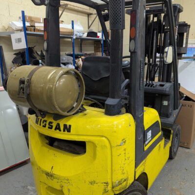 Chariot élévateur à gaz de marque NISSAN modèle PD01A18PQ.
1800 kg.
8472 heures.
Mât triplex TDL. Hauteur de levée : 4750 cm.
Phare avant et arrière.
Longueur de fourche : 150 cm