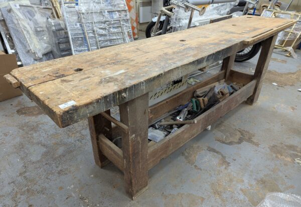 Etabli en bois. 79 x 227 x 49 cm. 
(vendu sans outils)