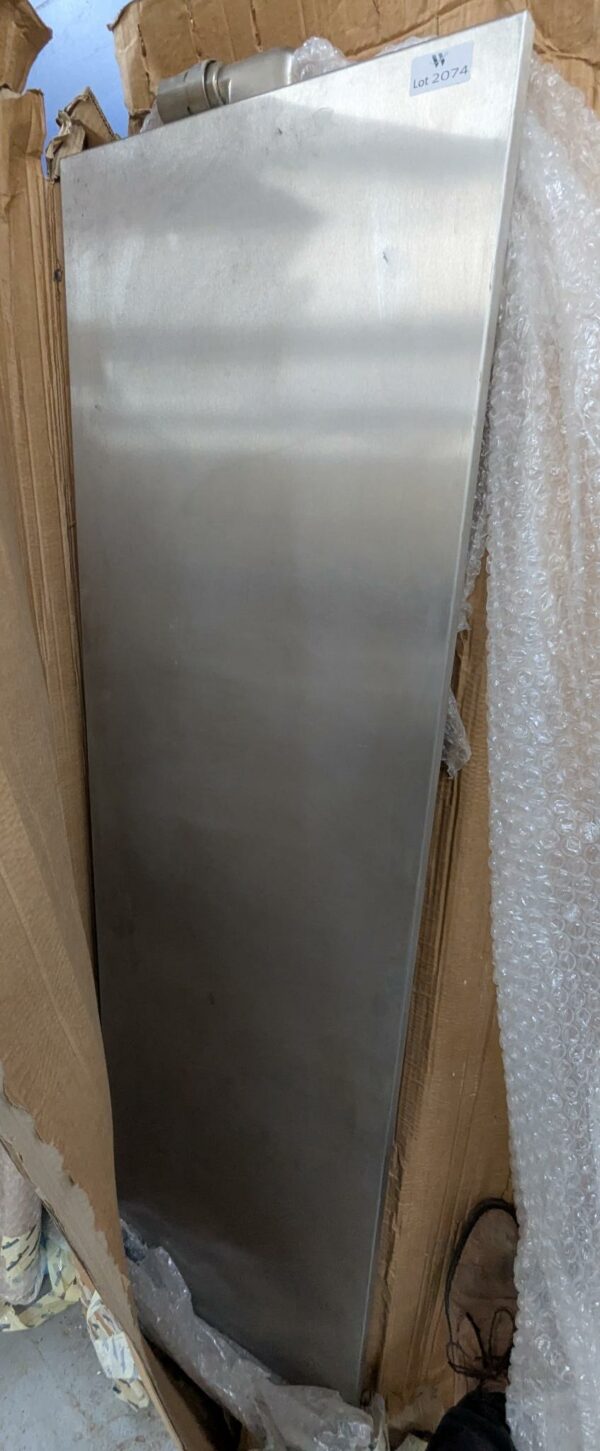 Radiateur électrique vertical finition nickel.
170 x 50 cm. Neuf