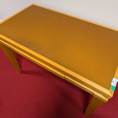 Lot de mobilier de bureau de style comprenant: 2 bureaux et un caisson de marque Hurel, un bureau Steelcase , deux bureaux avec écritoire intégré en cuir noir et trois caissons. Accidents et manques.