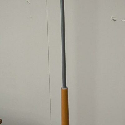 Lampes de parquet de marque LUM en bois et métal, éclairage led, divers
coloris. hauteur 190 cm.