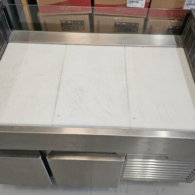 Meuble réfrigéré sur roulettes de marque VAUCONSANT modèle CB000830 ouvrant à 2 portes, muni de 3 planches à découper en nylon alimentaire