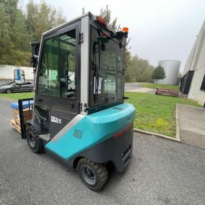 Chariot élévateur électrique neuf de marque Baoli modèle KBE 20N . 2 000 kg. Hauteur de levée: Mat Triplex de 4700 mm. Cabine complète. Batterie neuve. Chargeur de batterie neuf. B16091L01176