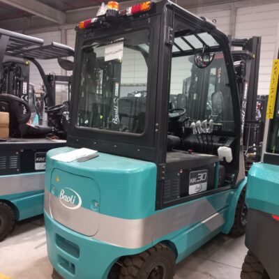 Chariot élévateur électrique neuf de marque Baoli modèle KBE 30 . 3 000 kg. Hauteur de levée: Mat triplex  4700 mm. Vendu sans macrolon. Batterie neuve. Chargeur de batterie neuf. B16092L00220
;