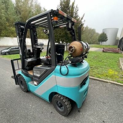 Chariot élévateur à gaz neuf de marque Baoli modèle KBG 15+. 1 500 kg. Hauteur de levée mat triplex 4 700 mm. Toit macrolon. B16004Y00094