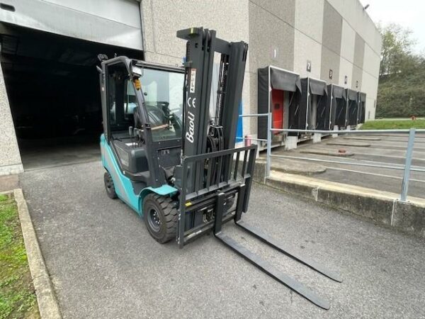 Chariot élévateur à gaz neuf de marque Baoli modèle KBG 18+. 1 800 kg. Hauteur de levée mat triplex 4 700 mm. Pare brise avant et arrière. B16004L00117