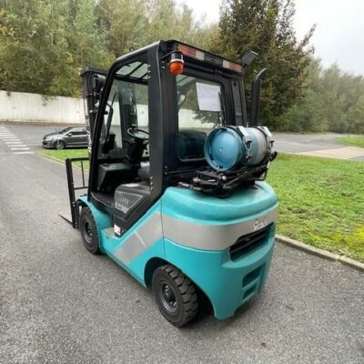 Chariot élévateur à gaz neuf de marque Baoli modèle KBG 18+. 1 800 kg. Hauteur de levée mat triplex 4 700 mm. Pare brise avant et arrière. B16004L00117